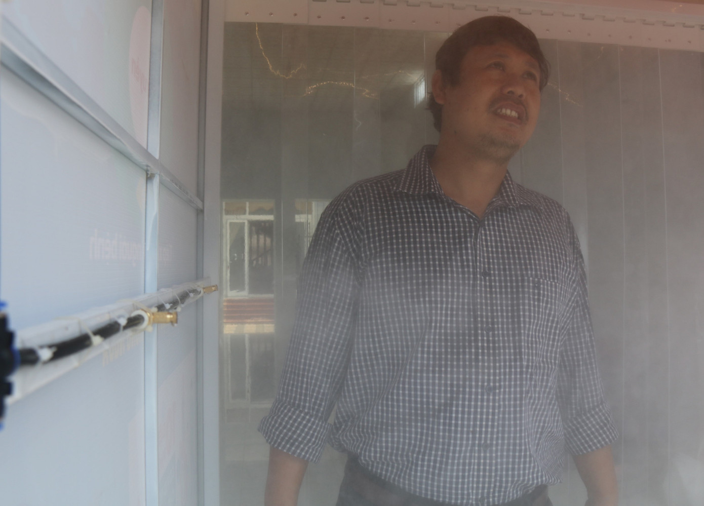 Buồng khử khuẩn 3 giây của thầy giáo vùng sâu đón học sinh quay lại trường ảnh 2