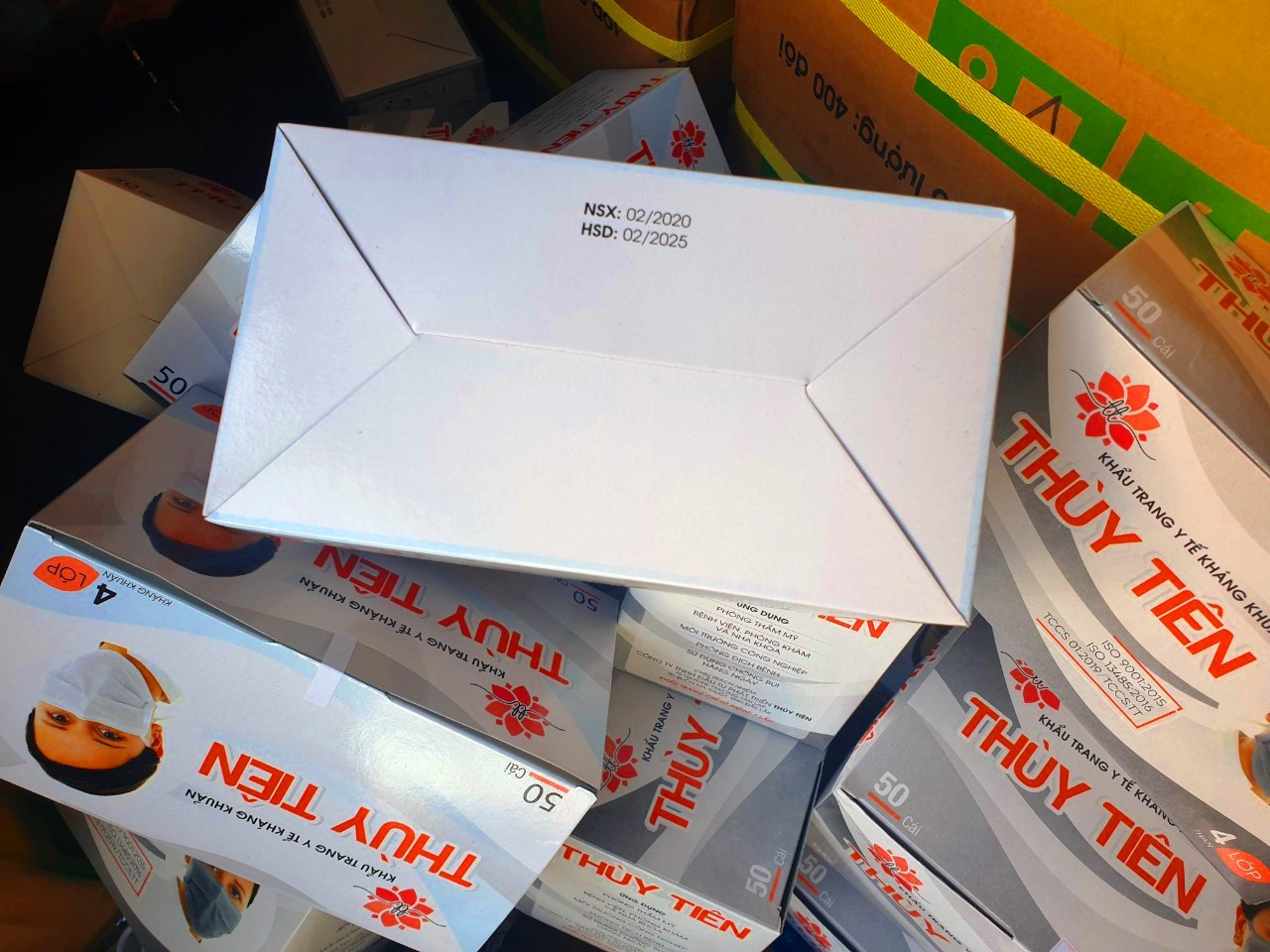 Quản lý thị trường vào cuộc vụ khẩu trang không phép bán công khai ảnh 2