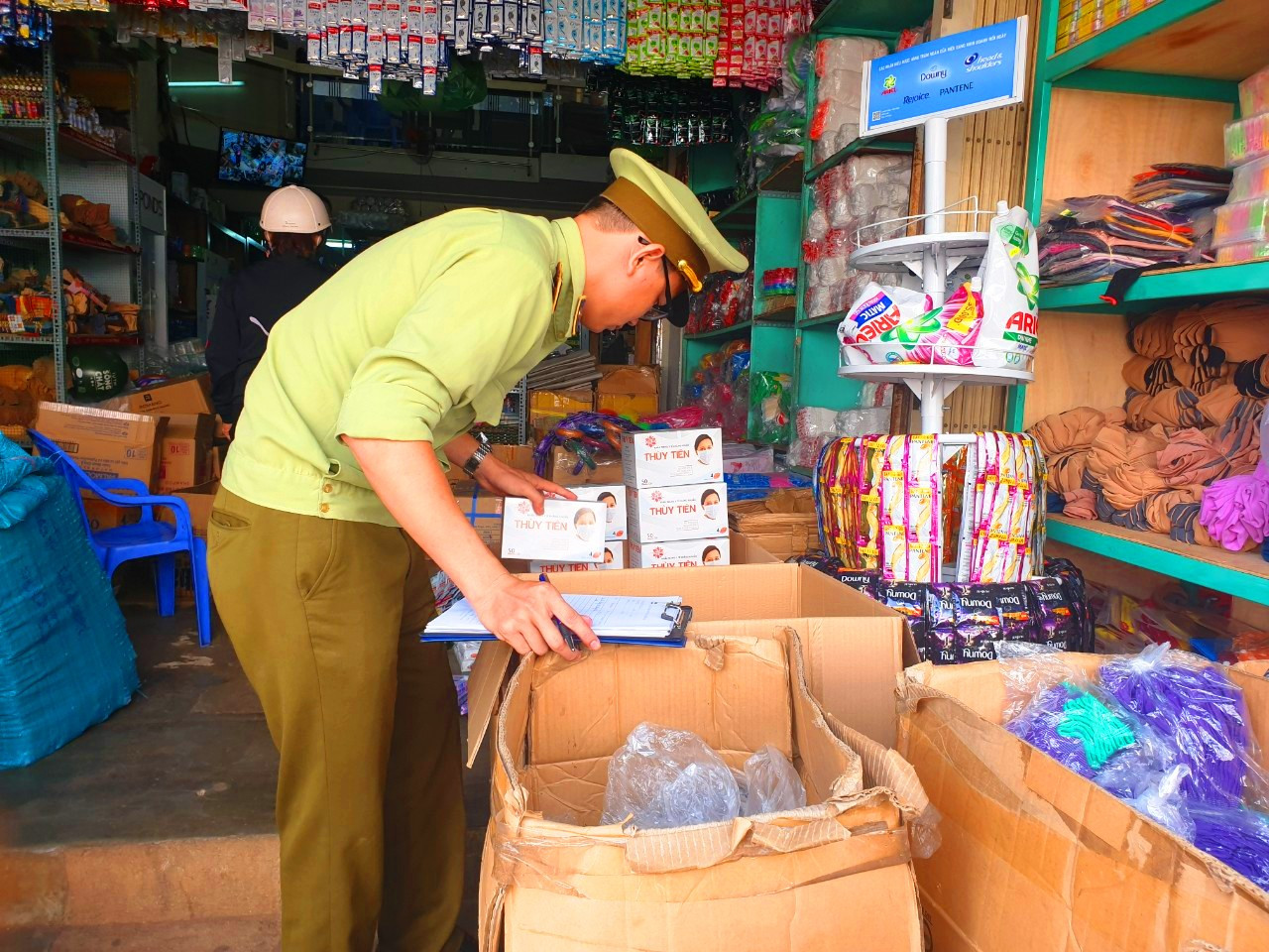 Quản lý thị trường vào cuộc vụ khẩu trang không phép bán công khai ảnh 3