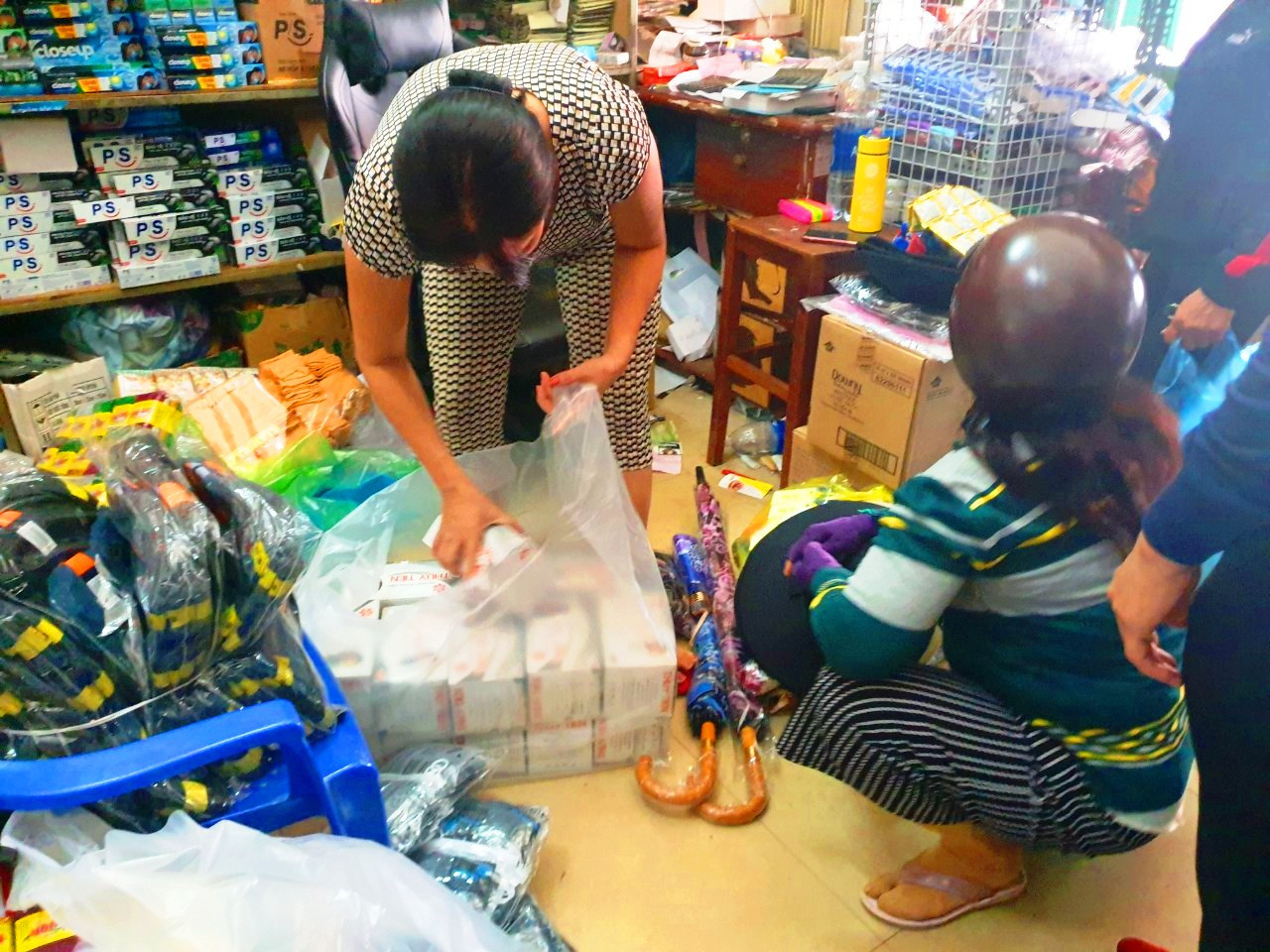 Quản lý thị trường vào cuộc vụ khẩu trang không phép bán công khai ảnh 1