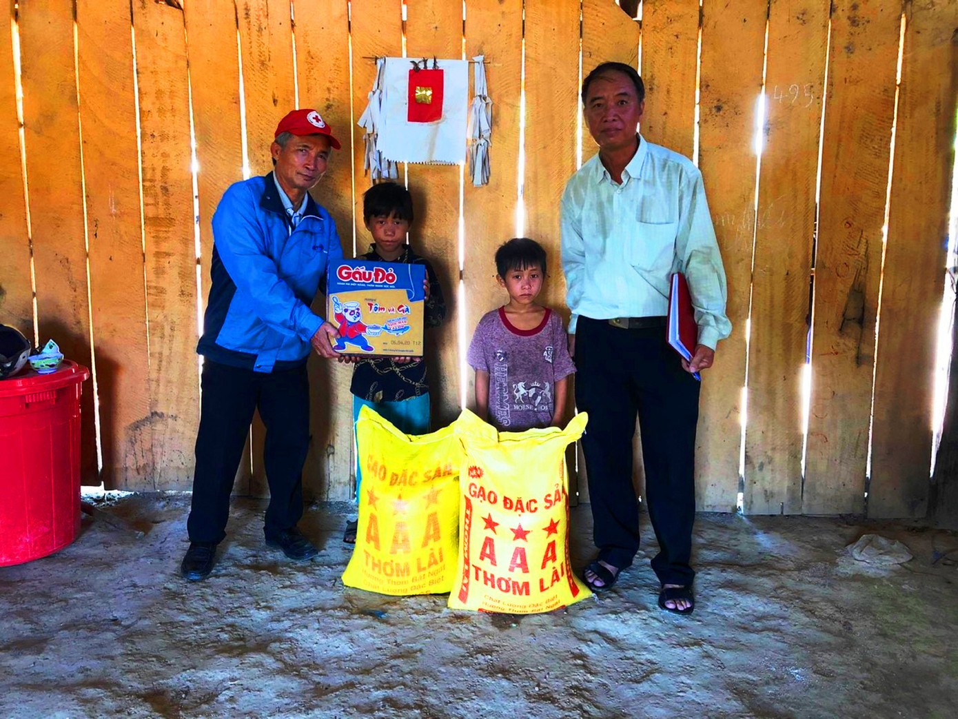 Trẻ em vùng sâu ăn cơm nguội với ve sầu: Đói ăn hay tập quán? ảnh 1