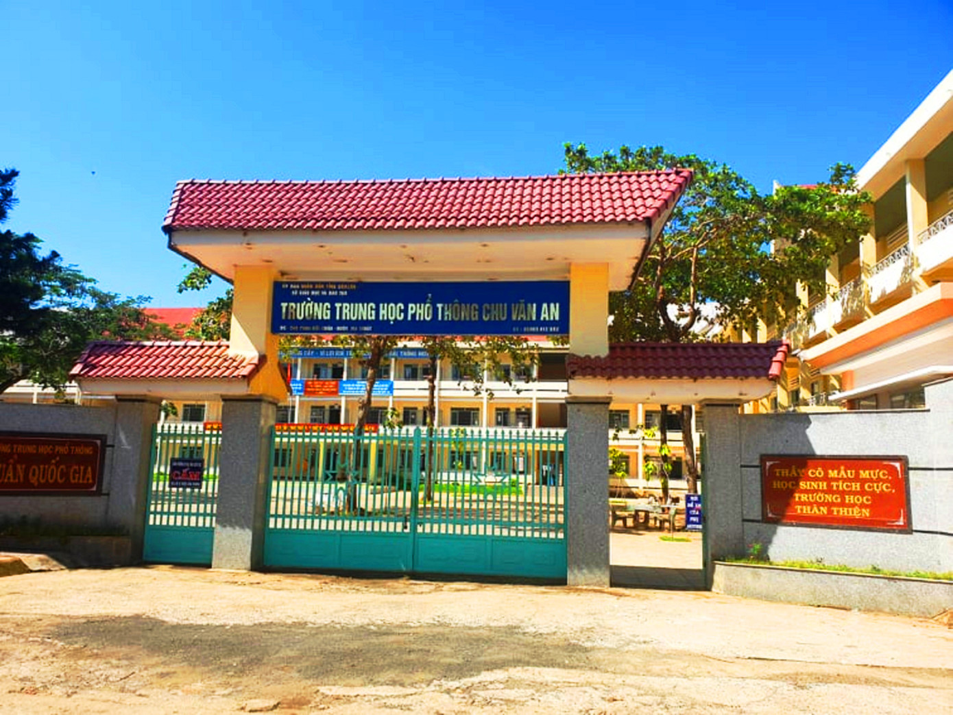 Thu tiền học sinh tùy tiện, trường Chu Văn An nói tài vụ... hiểu nhầm ảnh 1