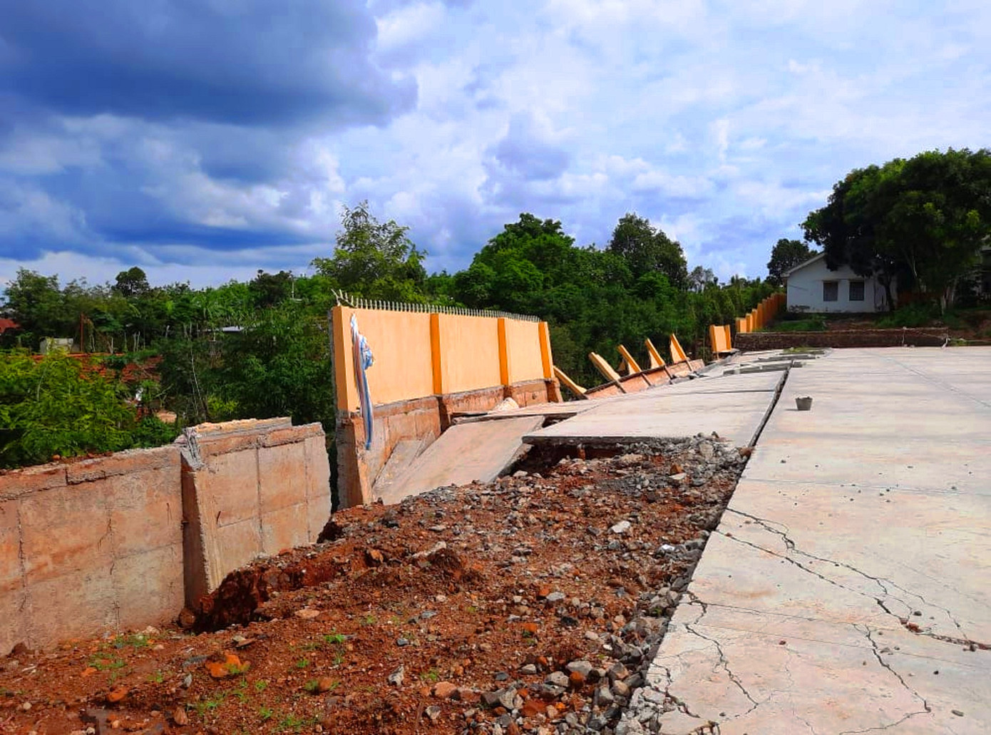 Vụ sập sân đa năng, kè chắn đất đổ do mưa: Giám đốc Sở GD&ĐT nói gì? ảnh 1