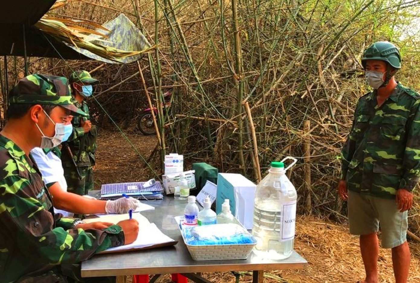 Một người Đắk Lắk vượt biên trái phép trốn cách ly bằng cách nào? ảnh 1