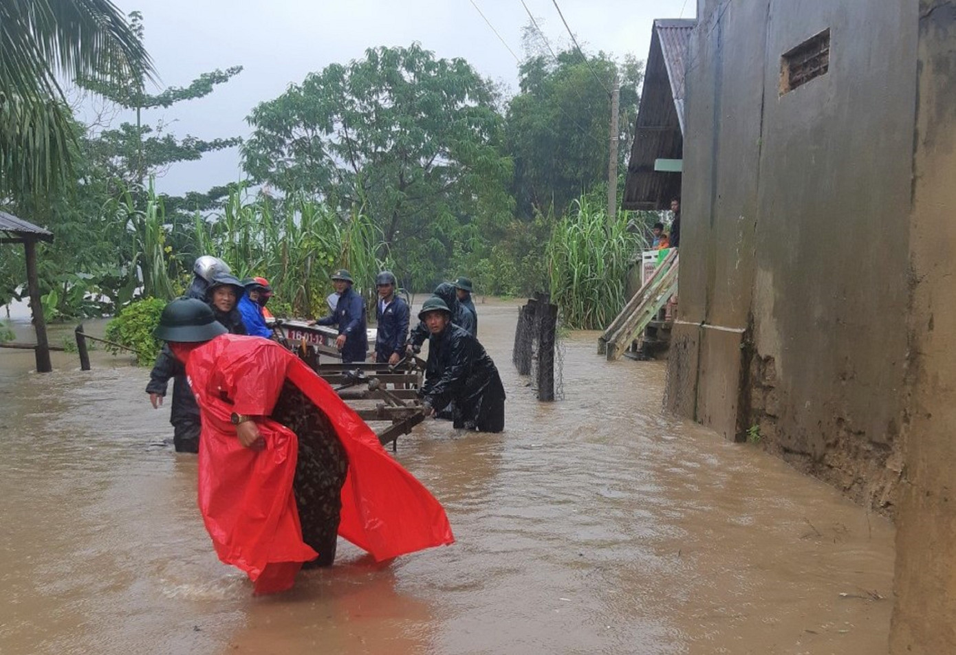 Công an, đoàn viên thanh niên dầm mưa giúp dân chạy lũ ảnh 3