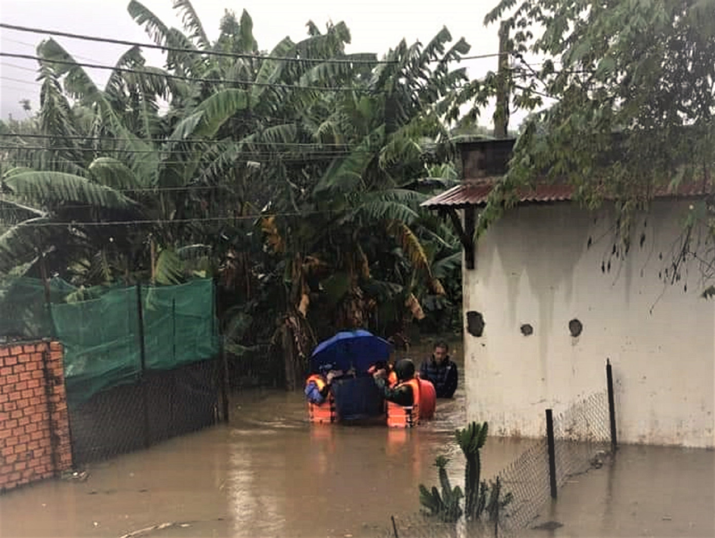 Công an, đoàn viên thanh niên dầm mưa giúp dân chạy lũ ảnh 4