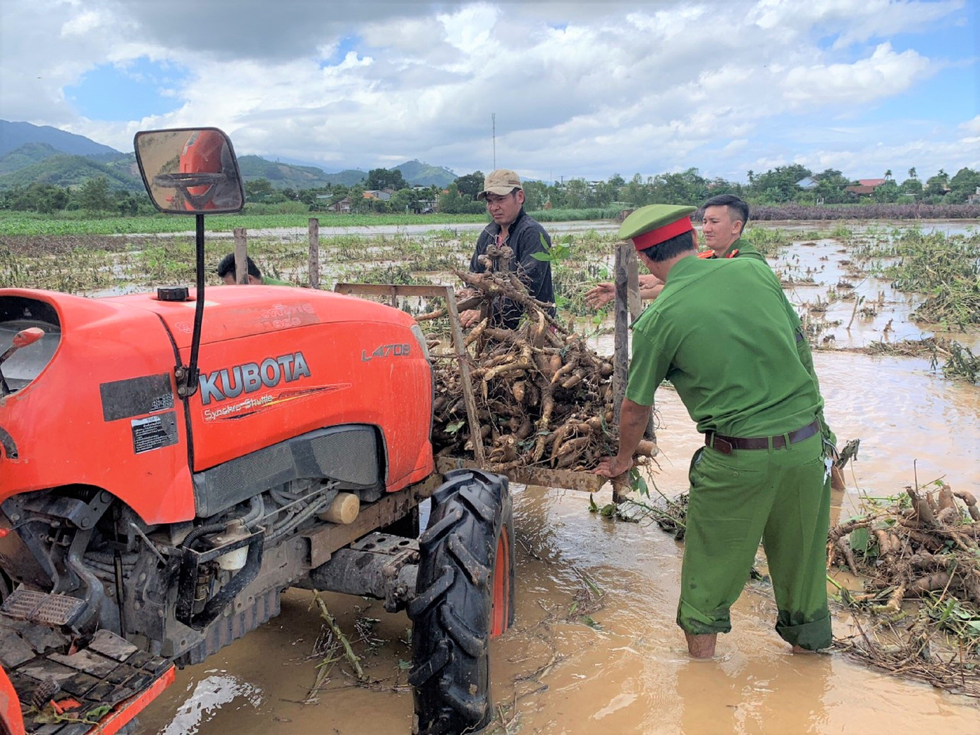 Công an, đoàn viên thanh niên dầm mưa giúp dân chạy lũ ảnh 2