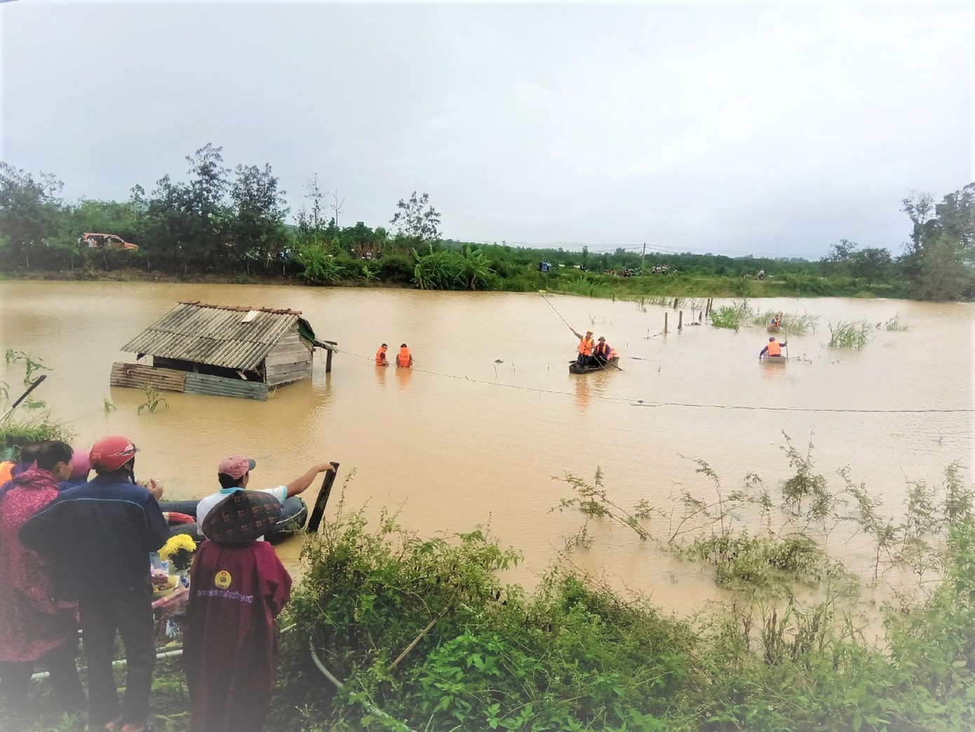 Nam thanh niên chết đuối vì chèo thuyền tự chế ngăn cá trôi ra ngoài ảnh 1