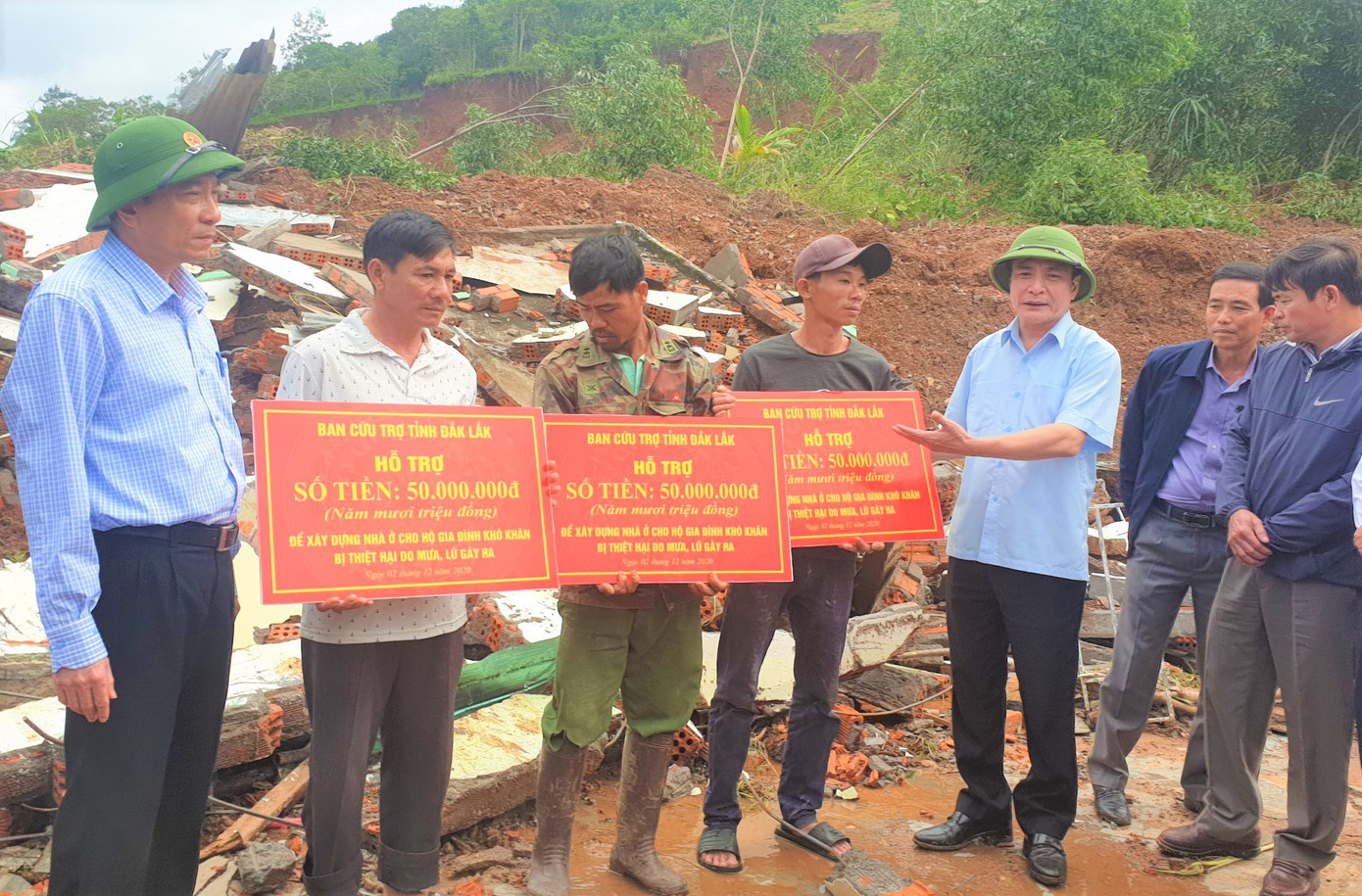 Bí thư Đắk Lắk: Có thể cưỡng chế đưa dân ra khỏi vùng sạt lở ảnh 1