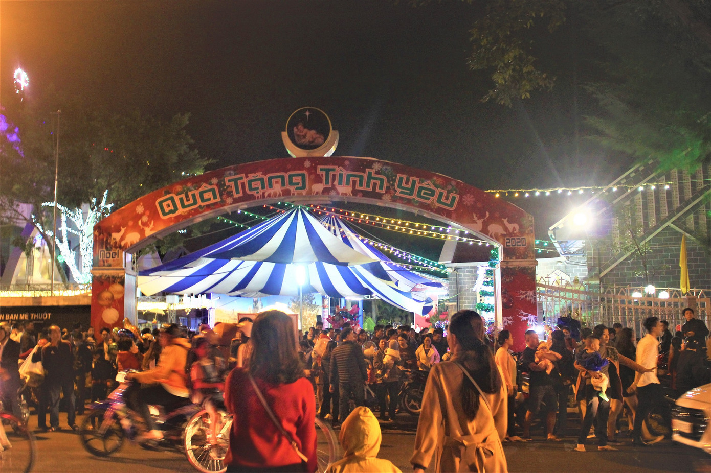 Cả nước tưng bừng đón chào Giáng sinh 2020 ảnh 24