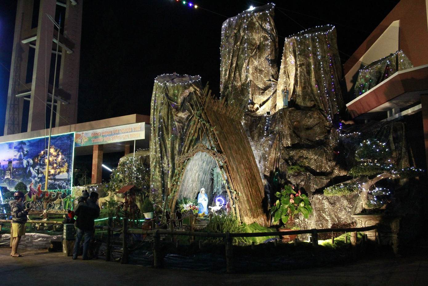 Cả nước tưng bừng đón chào Giáng sinh 2020 ảnh 28