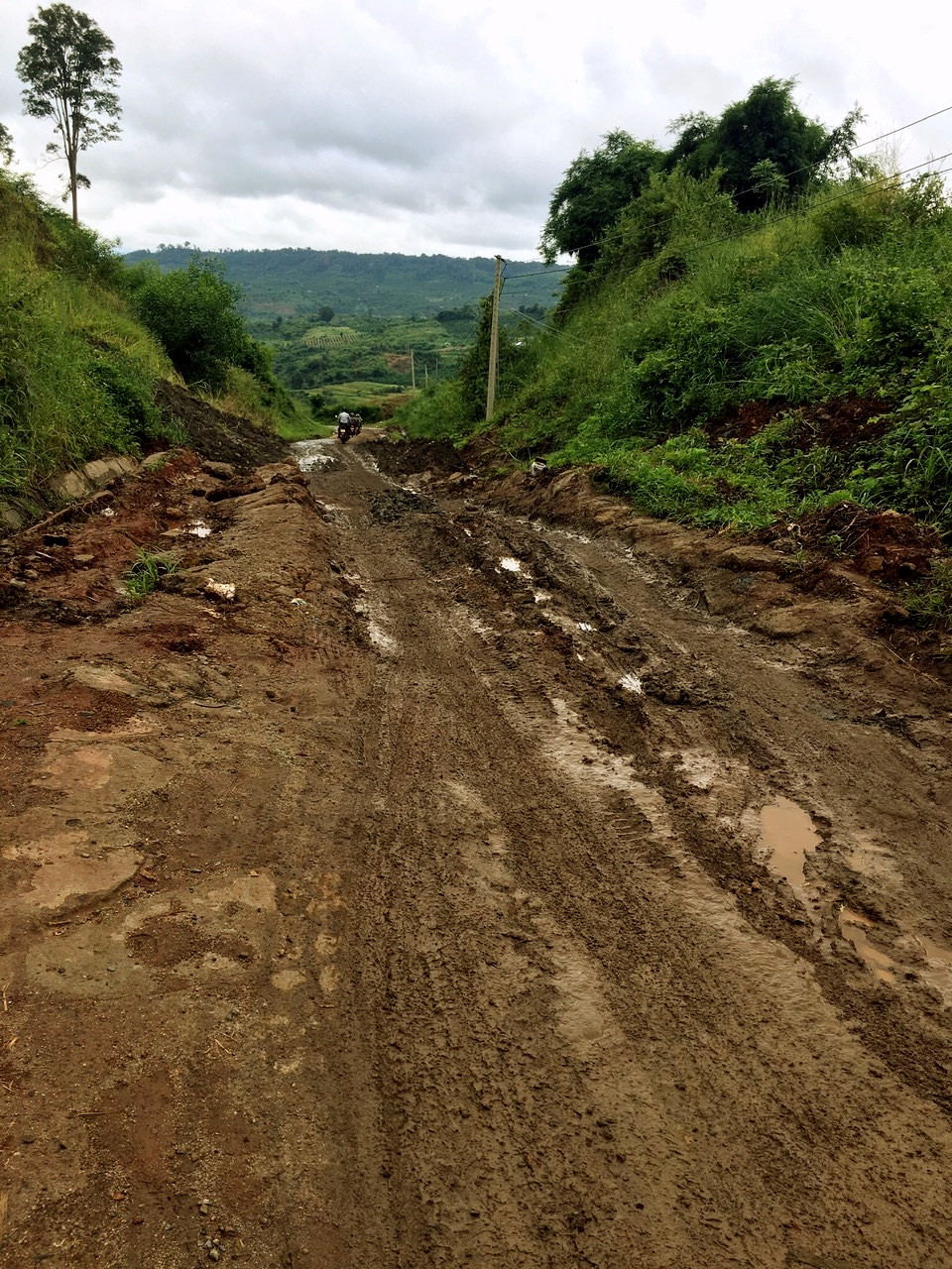 Tây Nguyên: Mưa gió xổ đổ cổng chào, cảnh báo an toàn hồ đập ảnh 1