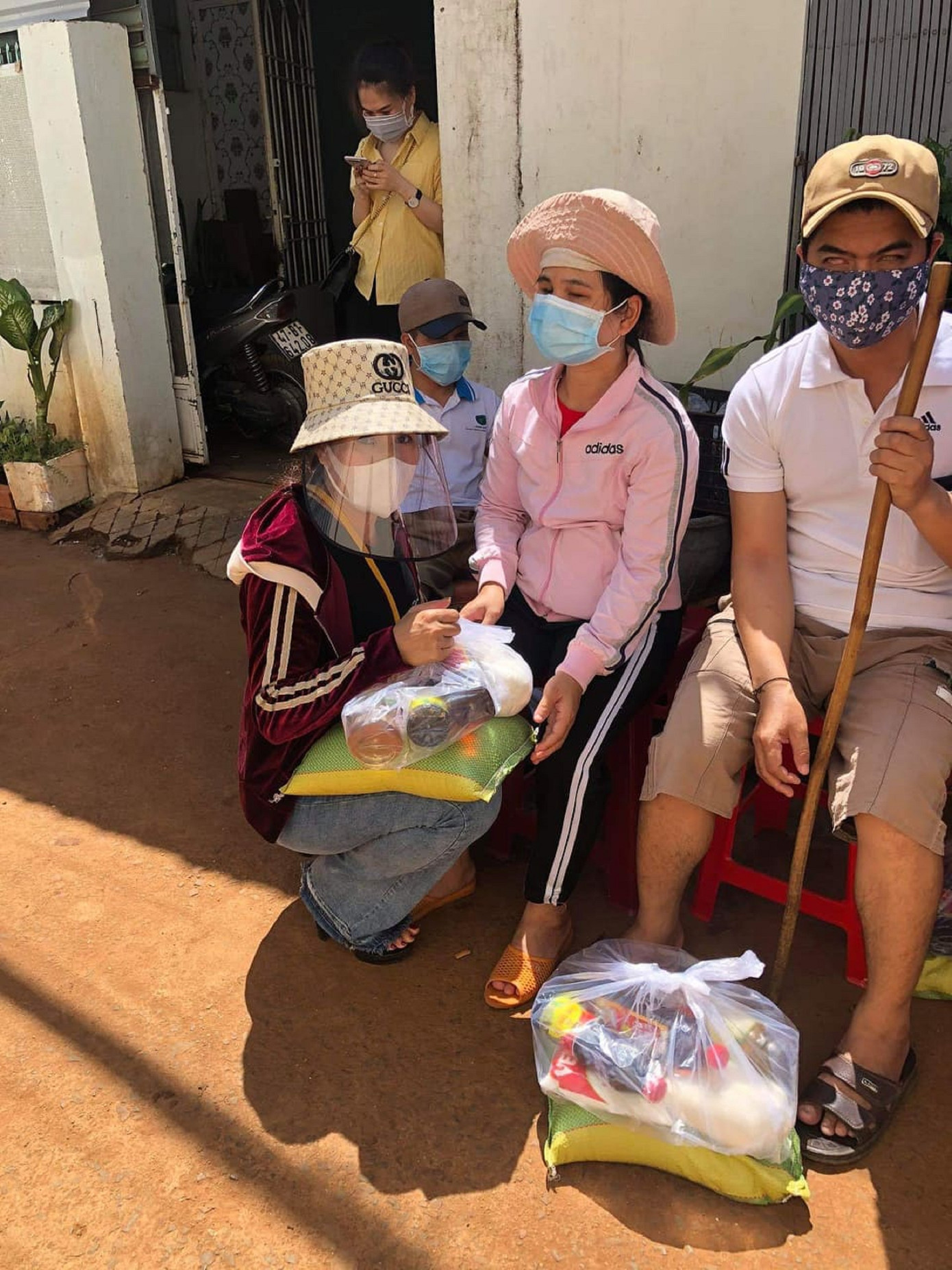 Tấm lòng thơm thảo với những người ‘mất việc’ vì COVID-19 ảnh 5