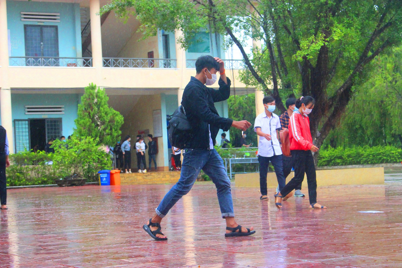 Gần 900.000 sỹ tử khẩu trang kín bưng làm thủ tục thi tốt nghiệp THPT ảnh 29