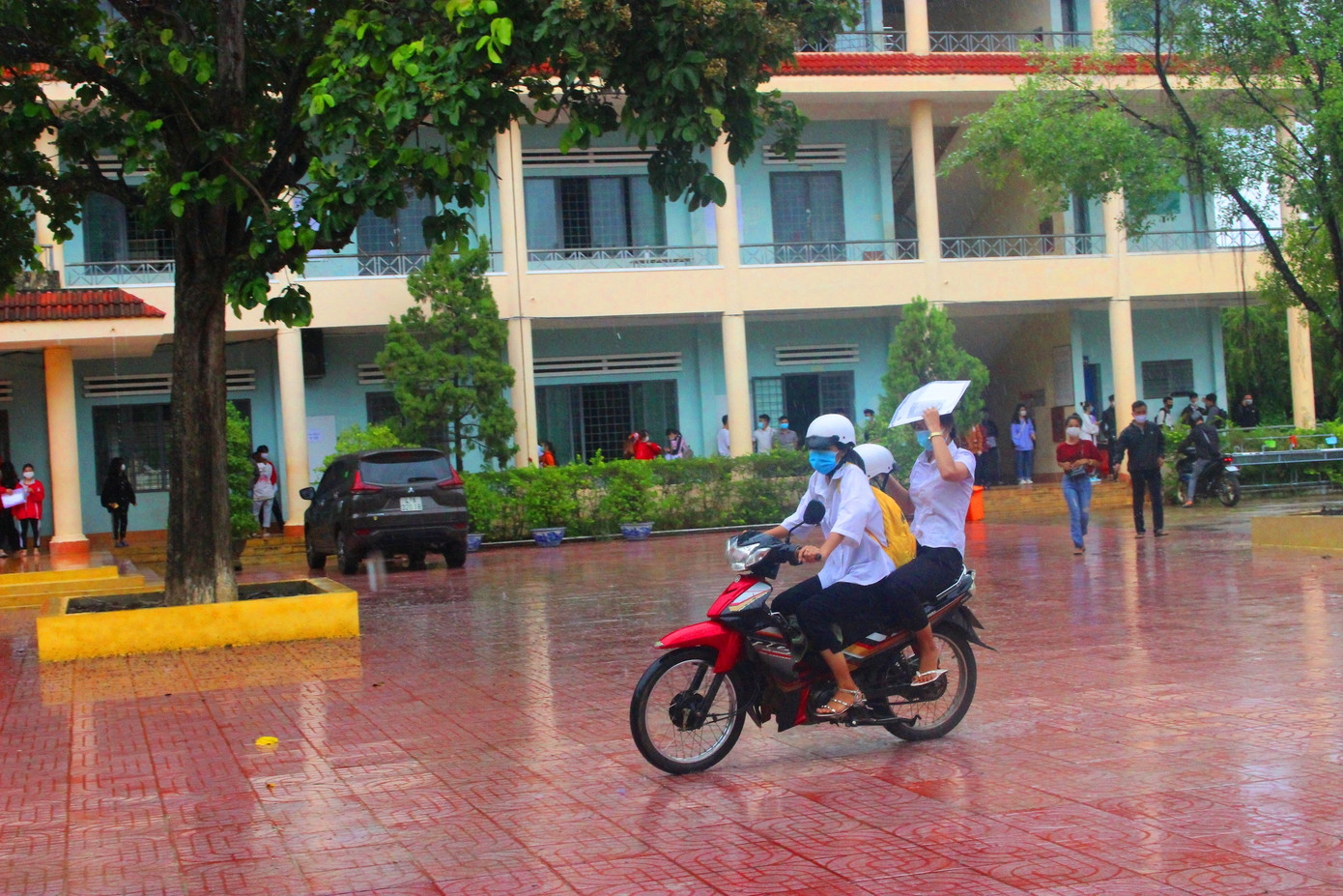 Gần 900.000 sỹ tử khẩu trang kín bưng làm thủ tục thi tốt nghiệp THPT ảnh 28