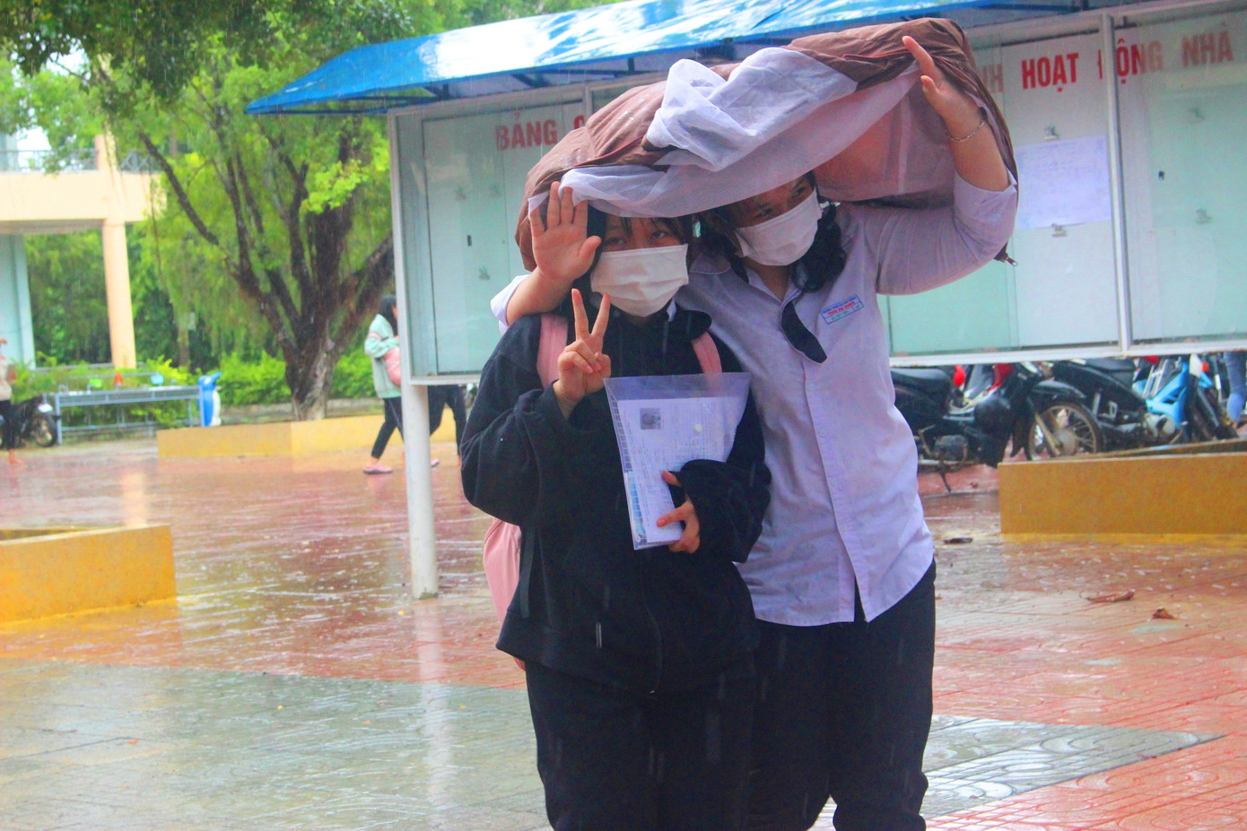 Gần 900.000 sỹ tử khẩu trang kín bưng làm thủ tục thi tốt nghiệp THPT ảnh 30