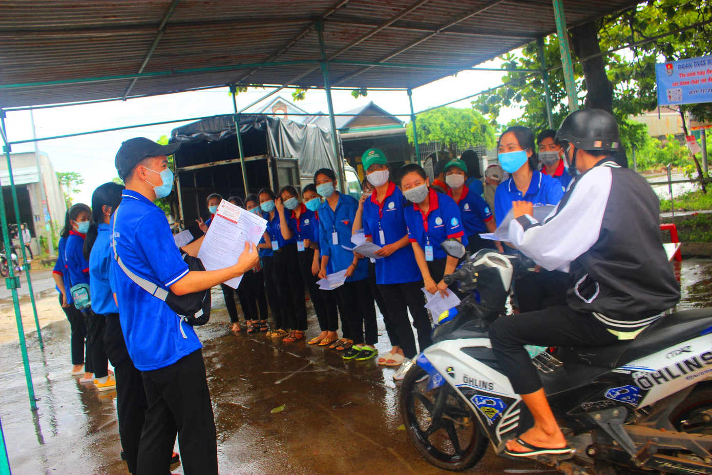 Gần 900.000 sỹ tử khẩu trang kín bưng làm thủ tục thi tốt nghiệp THPT ảnh 33