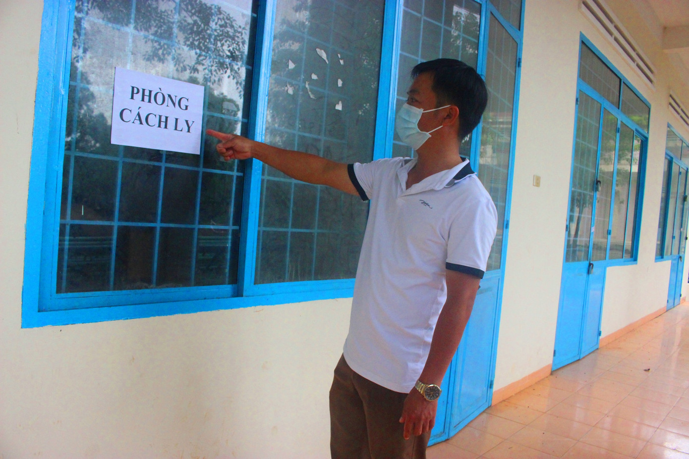 Gần 900.000 sỹ tử khẩu trang kín bưng làm thủ tục thi tốt nghiệp THPT ảnh 32