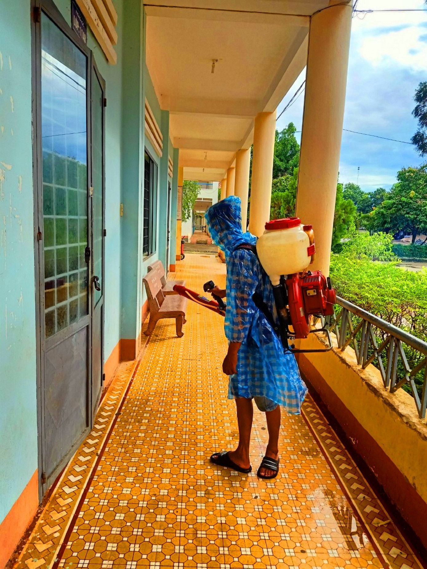 Gần 900.000 sỹ tử khẩu trang kín bưng làm thủ tục thi tốt nghiệp THPT ảnh 27