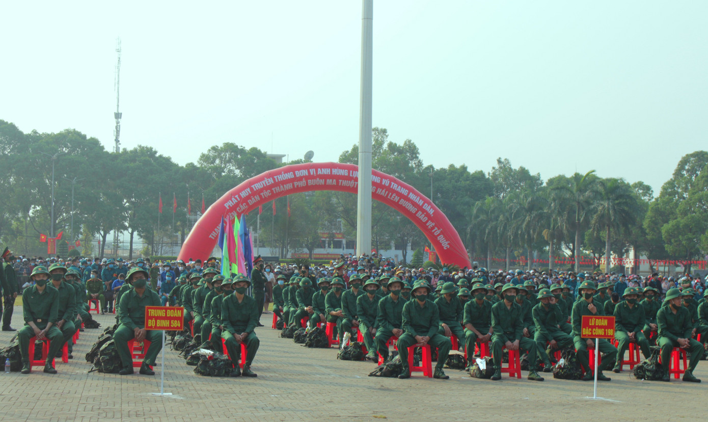 Tân binh các tỉnh thành náo nức lên đường nhập ngũ ảnh 6
