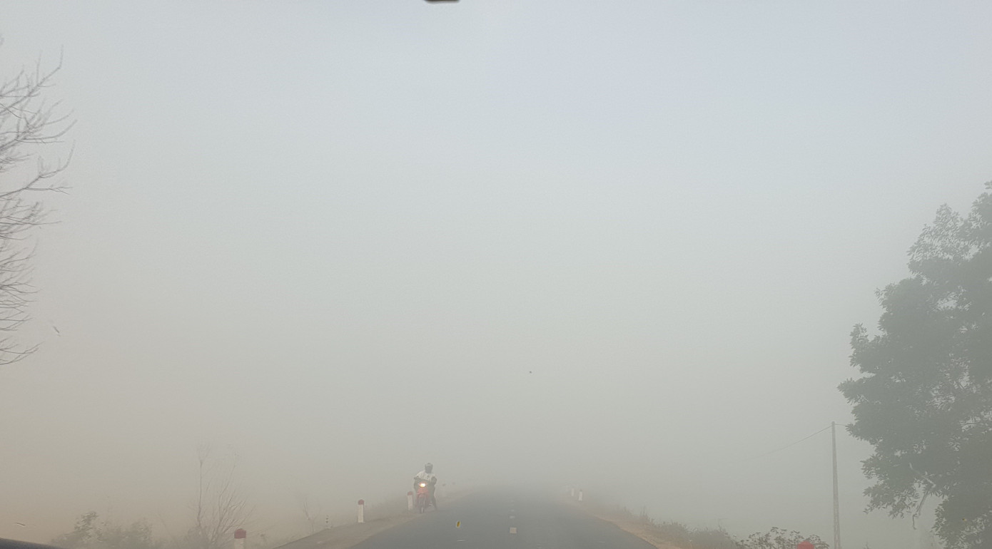 Sương mù dày đặc, người dân Đắk Lắk bật đèn 'dò dẫm' giữa ban ngày ảnh 4