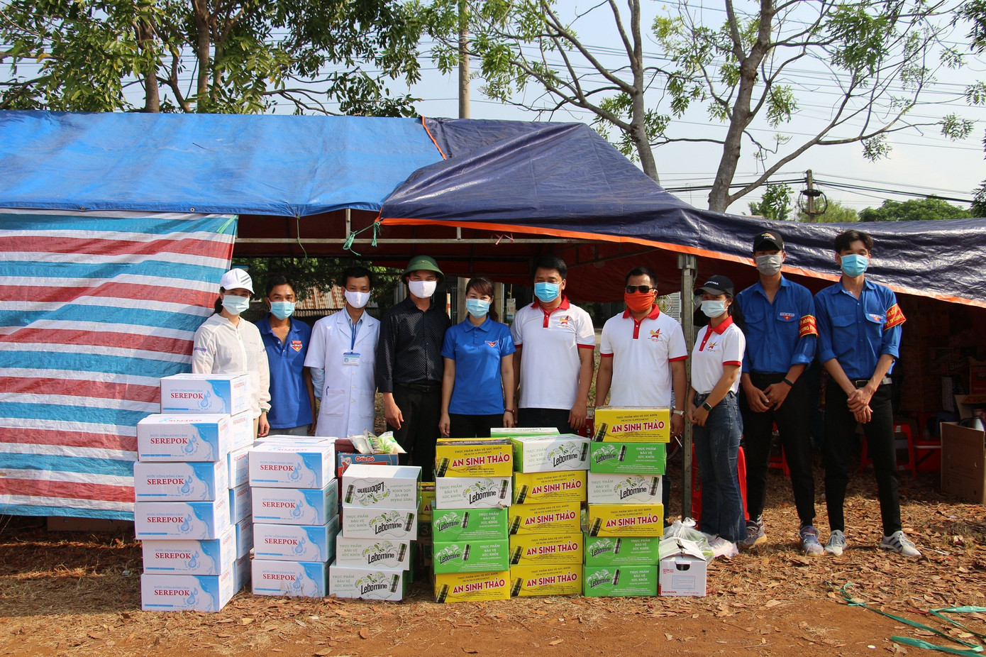 Thanh niên Hải Phòng nhắc người dân giữ khoảng cách, rửa tay sát khuẩn tại cây ATM ảnh 7 Thanh niên Hải Phòng nhắc người dân giữ khoảng cách, rửa tay sát khuẩn tại cây ATM ảnh 7