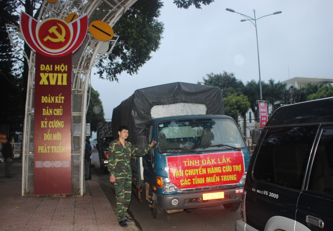 Bí thư Đắk Lắk tổ chức đoàn công tác đi hỗ trợ 7 tỉnh mưa lũ ảnh 2