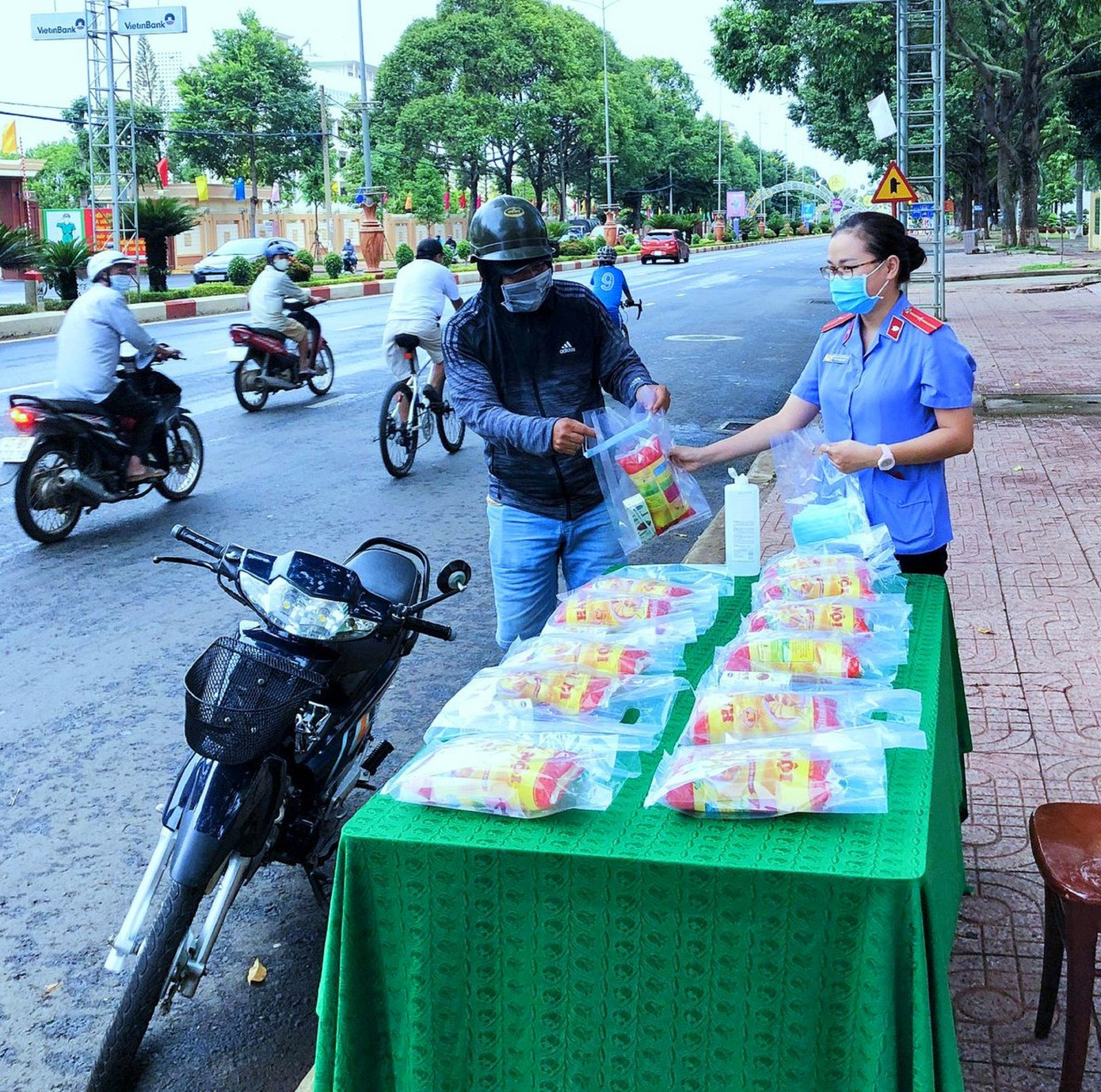 Những hành động đẹp ấm áp tình người trong mùa dịch ảnh 3