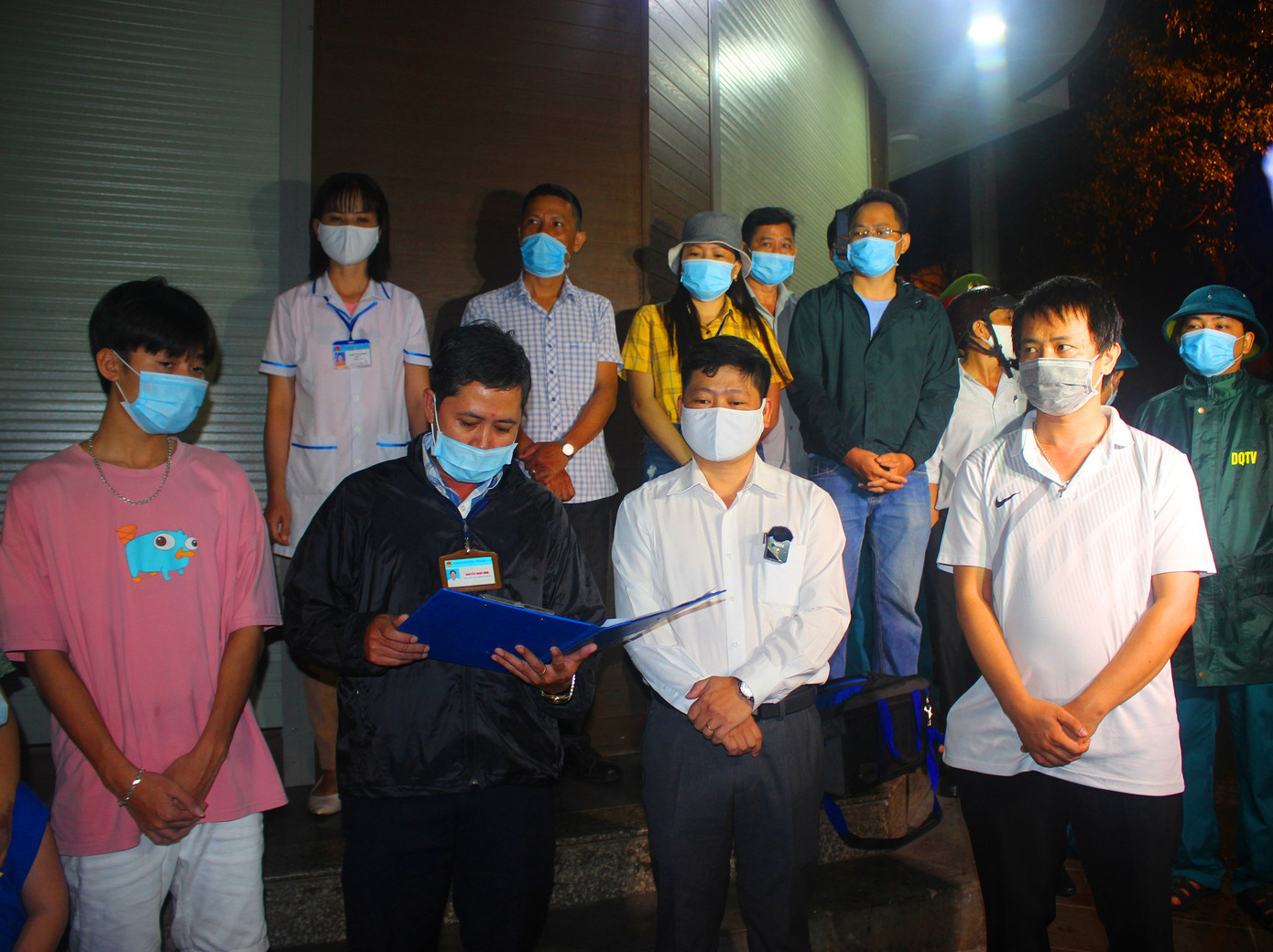 Xúc động giây phút gỡ bỏ cách ly tại Buôn Ma Thuột ảnh 1