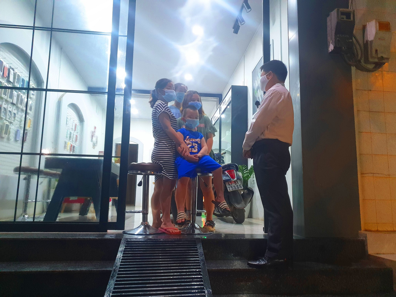 Xúc động giây phút gỡ bỏ cách ly tại Buôn Ma Thuột ảnh 3