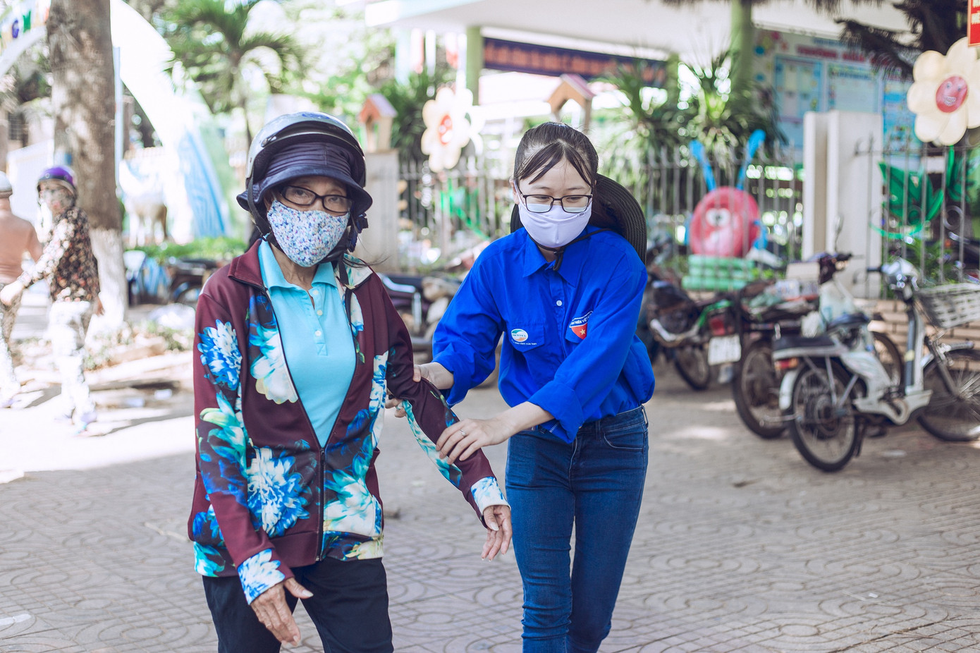 Những tình nguyện viên trẻ đầy nhiệt huyết tại 'ATM gạo' ảnh 4