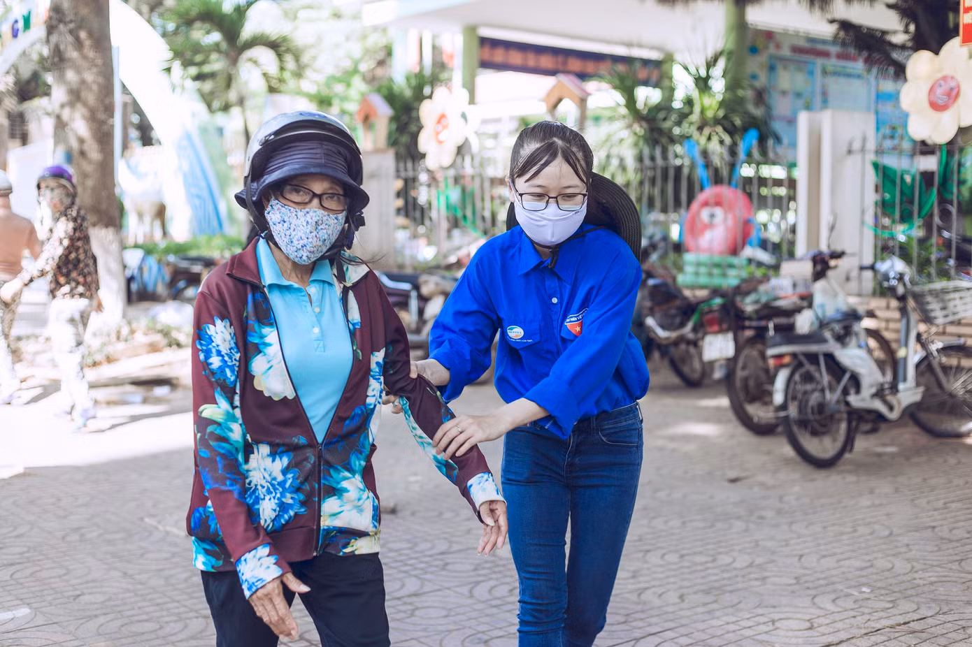 Những tình nguyện viên trẻ đầy nhiệt huyết tại 'ATM gạo' ảnh 4