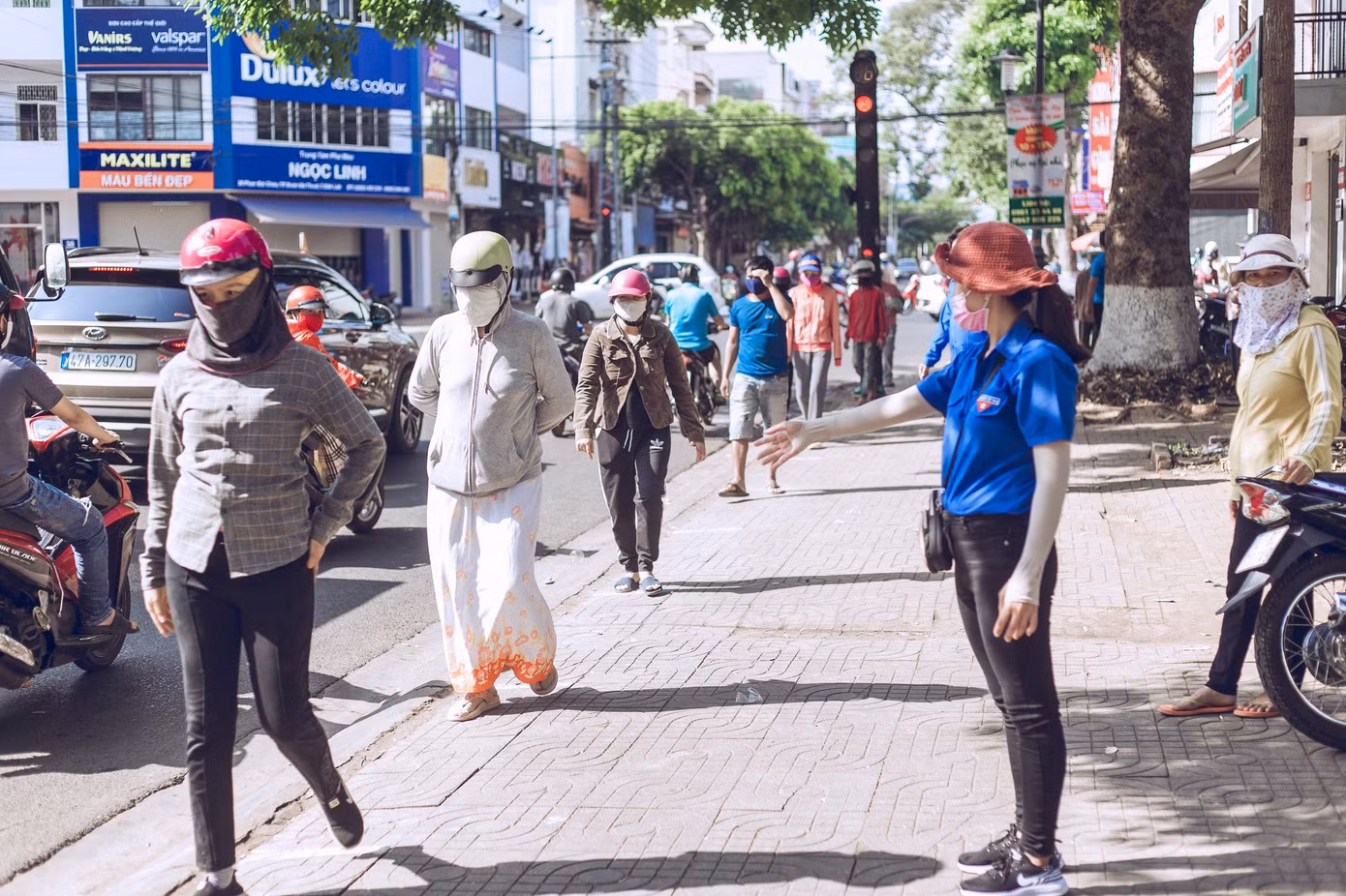 Những tình nguyện viên trẻ đầy nhiệt huyết tại 'ATM gạo' ảnh 2