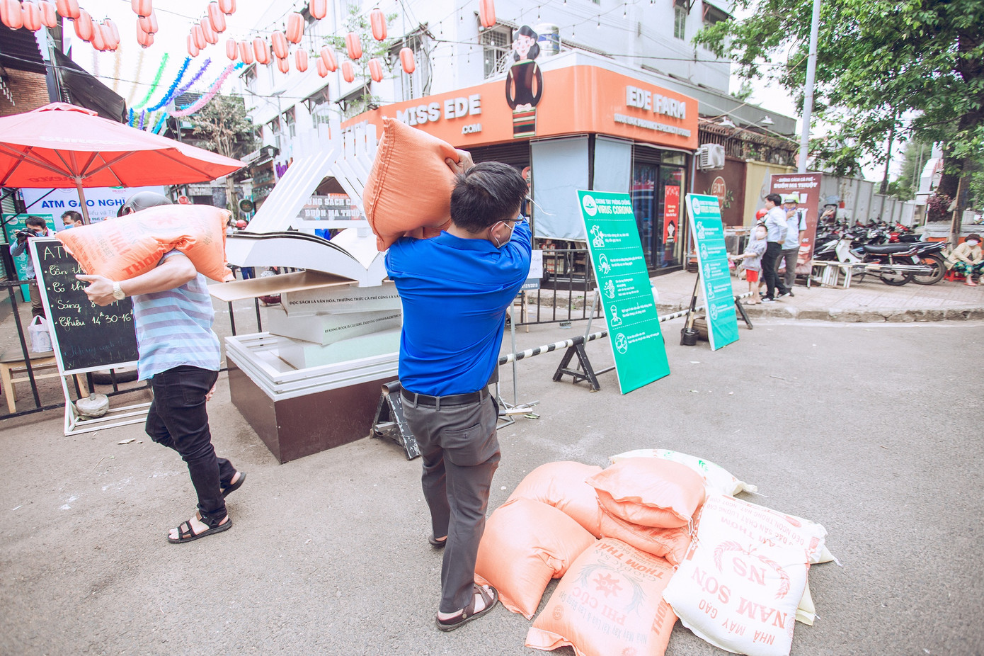 Những tình nguyện viên trẻ đầy nhiệt huyết tại 'ATM gạo' ảnh 1