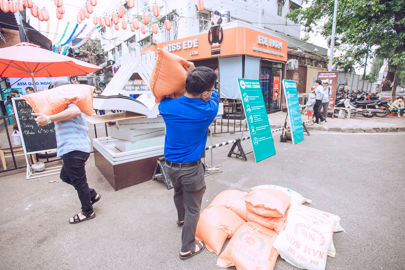 Những tình nguyện viên trẻ đầy nhiệt huyết tại 'ATM gạo' ảnh 1