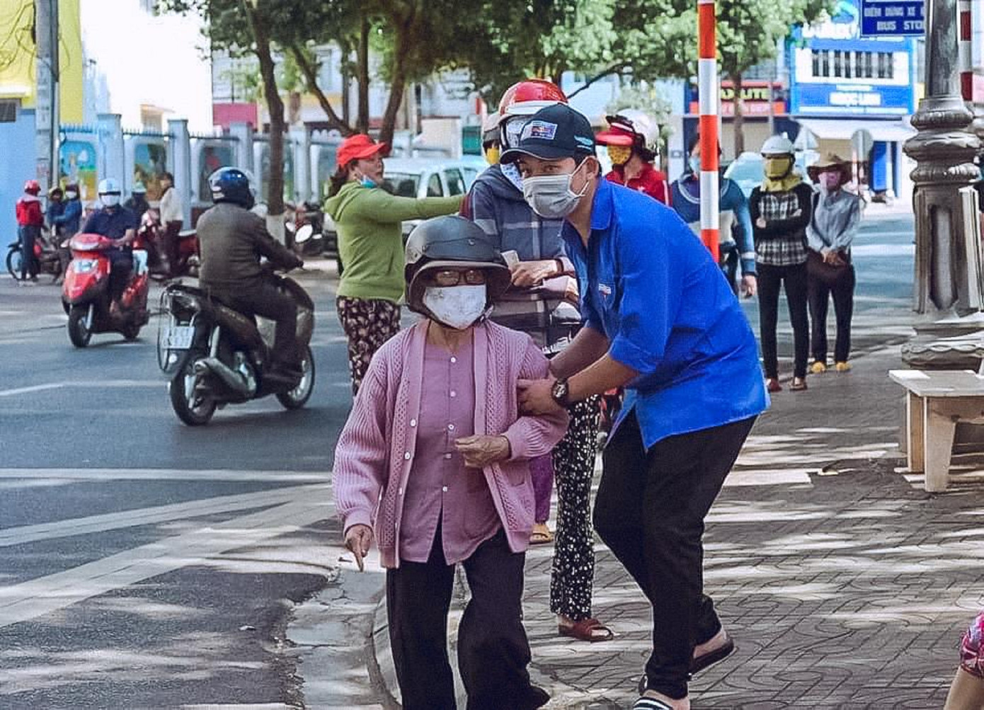 Những tình nguyện viên trẻ đầy nhiệt huyết tại 'ATM gạo' ảnh 3