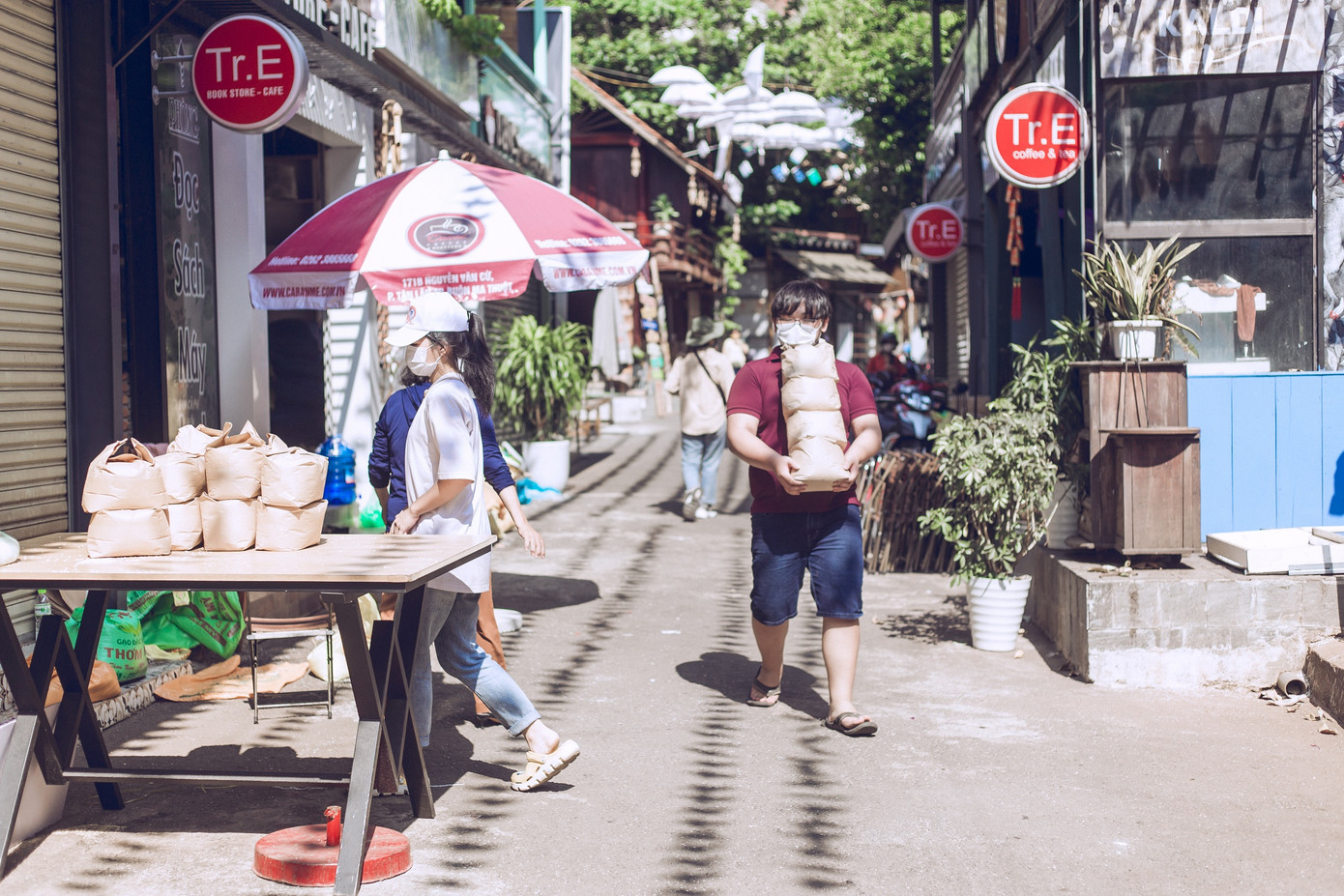 Những tình nguyện viên trẻ đầy nhiệt huyết tại 'ATM gạo' ảnh 6