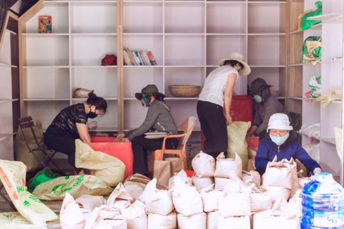 Những tình nguyện viên trẻ đầy nhiệt huyết tại 'ATM gạo' ảnh 5