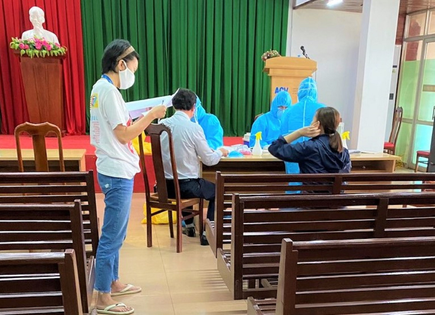 Lấy mẫu xét nghiệm COVID-19 toàn bộ nhân viên sân bay Buôn Ma Thuột ảnh 1