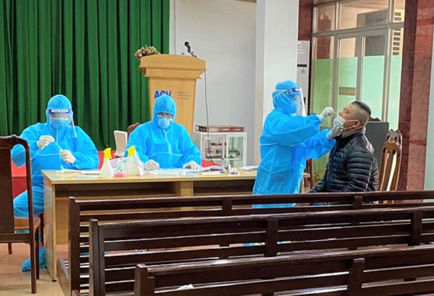 Lấy mẫu xét nghiệm COVID-19 toàn bộ nhân viên sân bay Buôn Ma Thuột ảnh 2