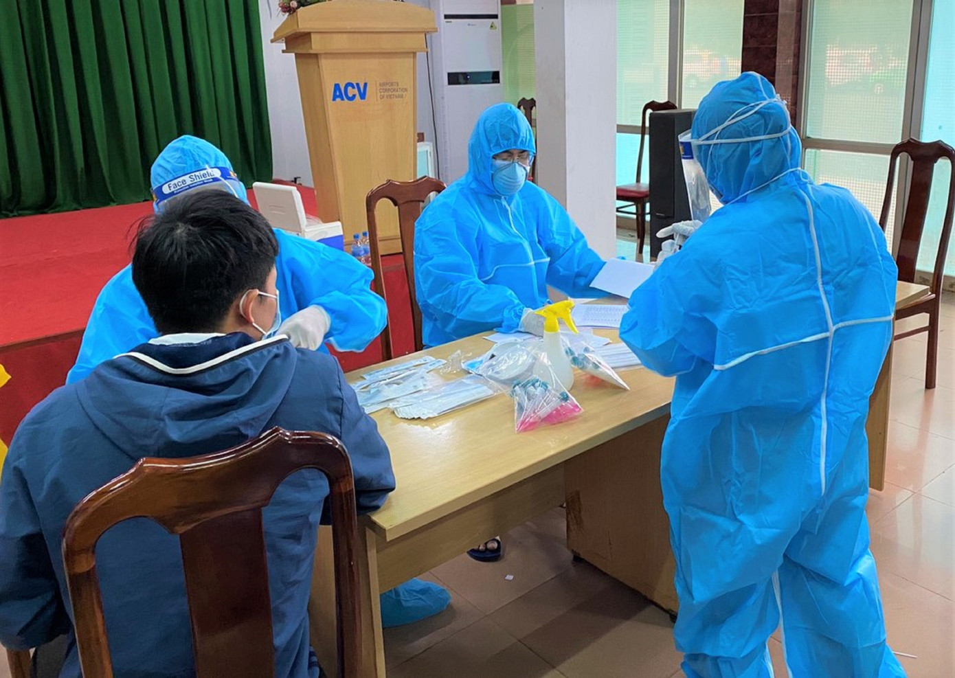 Lấy mẫu xét nghiệm COVID-19 toàn bộ nhân viên sân bay Buôn Ma Thuột ảnh 3