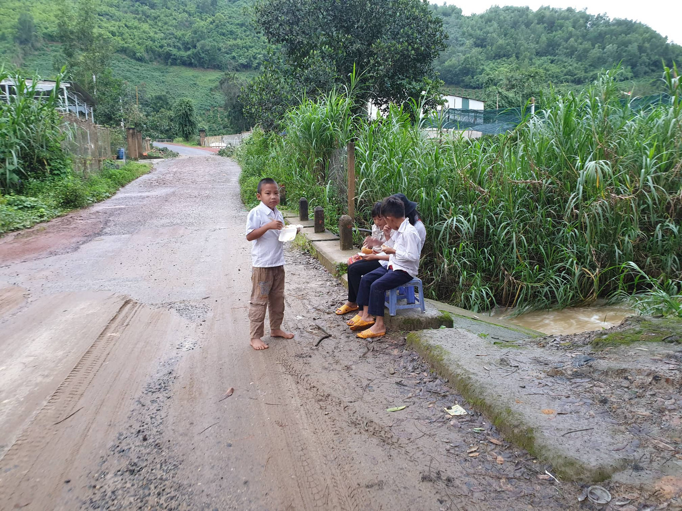 Vùng sâu Đắk Nông đội mưa khai giảng ảnh 3