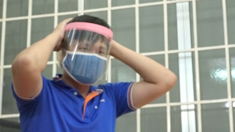 Thức đêm làm hàng ngàn nón bảo hộ tặng tuyến đầu chống dịch ảnh 1