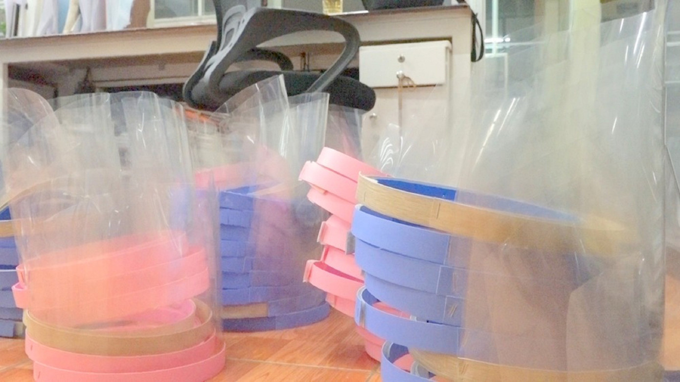 Thức đêm làm hàng ngàn nón bảo hộ tặng tuyến đầu chống dịch ảnh 2