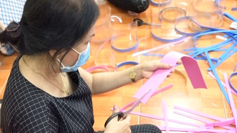 Thức đêm làm hàng ngàn nón bảo hộ tặng tuyến đầu chống dịch ảnh 3