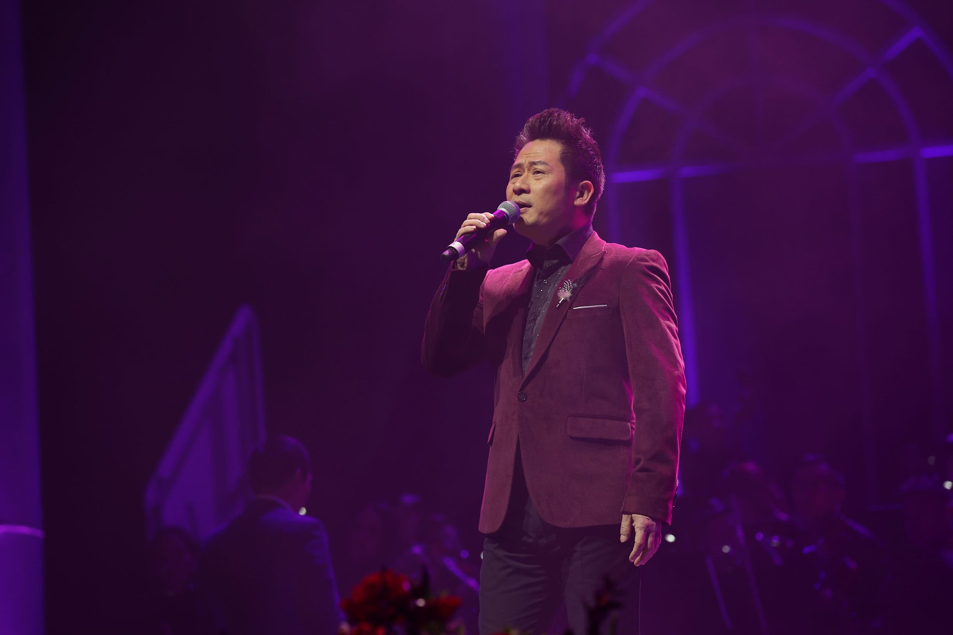 Mỹ Tâm cởi phăng áo giữa trời đông Hà Nội, khuyên khán giả yêu bất chấp ảnh 6