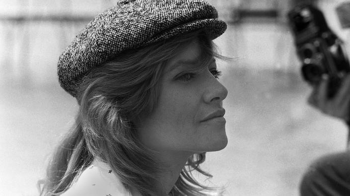 Huyền thoại Alain Delon vắng mặt ở lễ tang vợ cũ ảnh 1