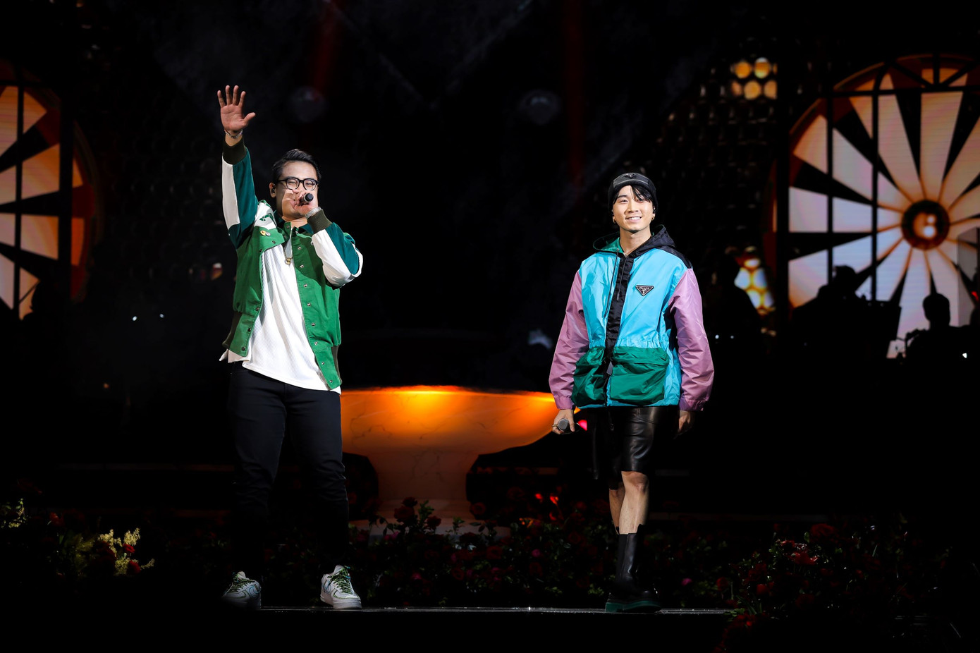 Mỹ Tâm cởi phăng áo giữa trời đông Hà Nội, khuyên khán giả yêu bất chấp ảnh 4