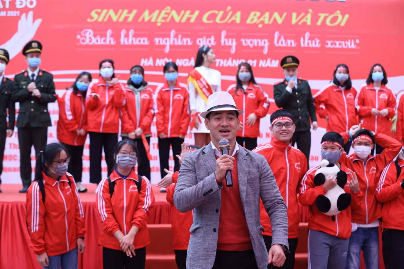 NSƯT Xuân Bắc khuấy động Chủ nhật Đỏ, nhận Bằng khen của Bộ Y tế ảnh 8
