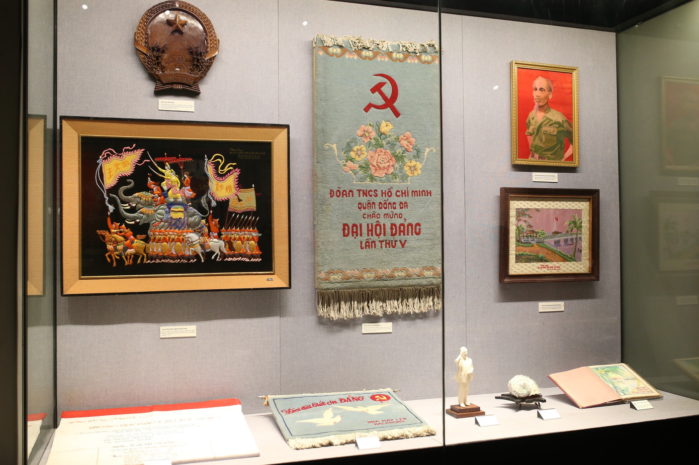 Hàng trăm tài liệu, hiện vật tái hiện lịch sử hào hùng và 12 kỳ đại hội Đảng ảnh 10